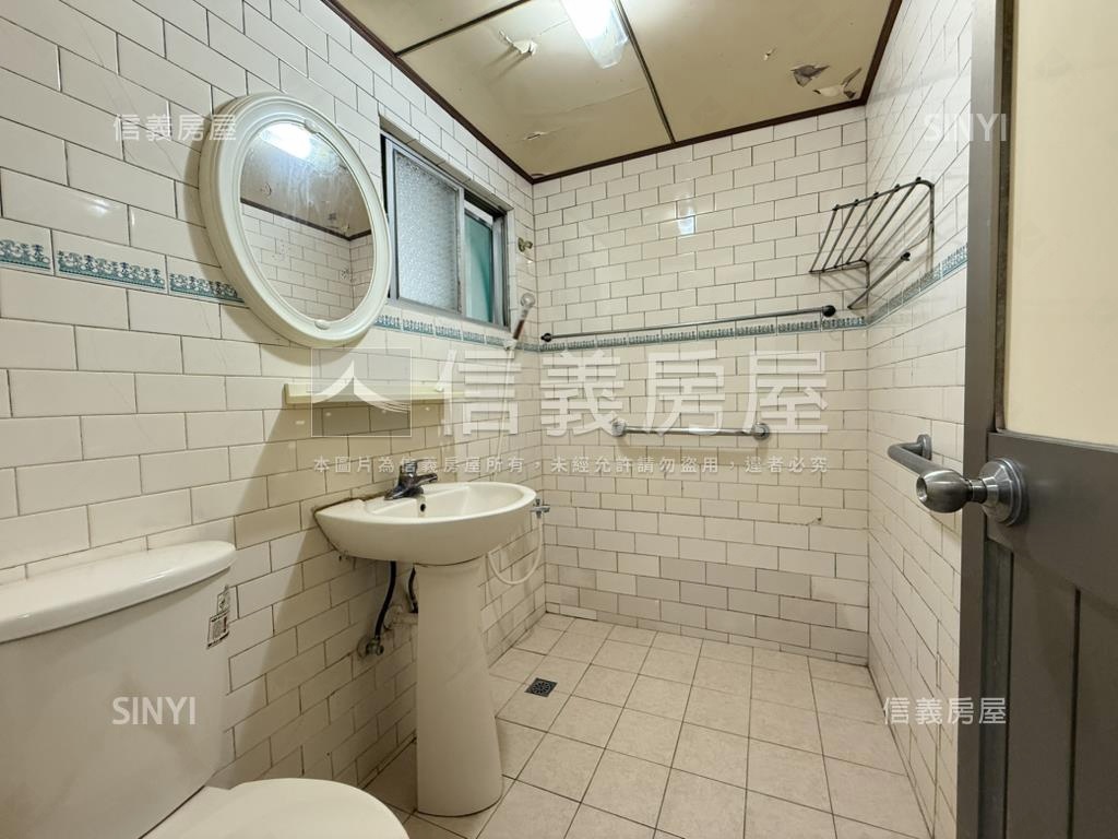 五甲商圈近家樂福正街透天房屋室內格局與周邊環境