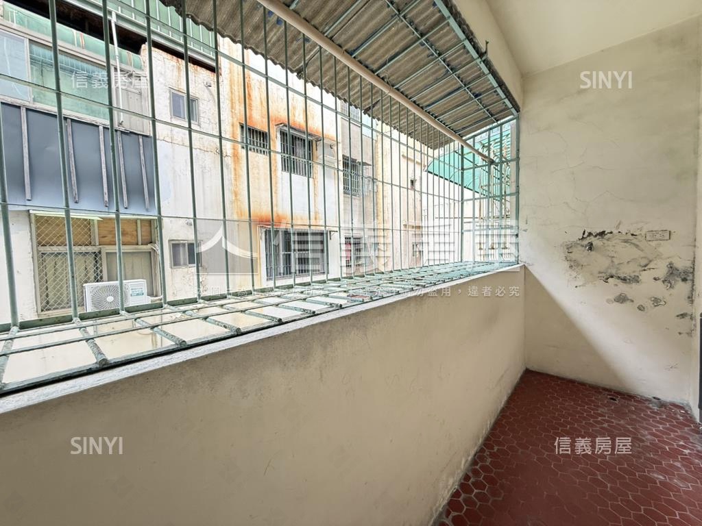 五甲商圈近家樂福正街透天房屋室內格局與周邊環境