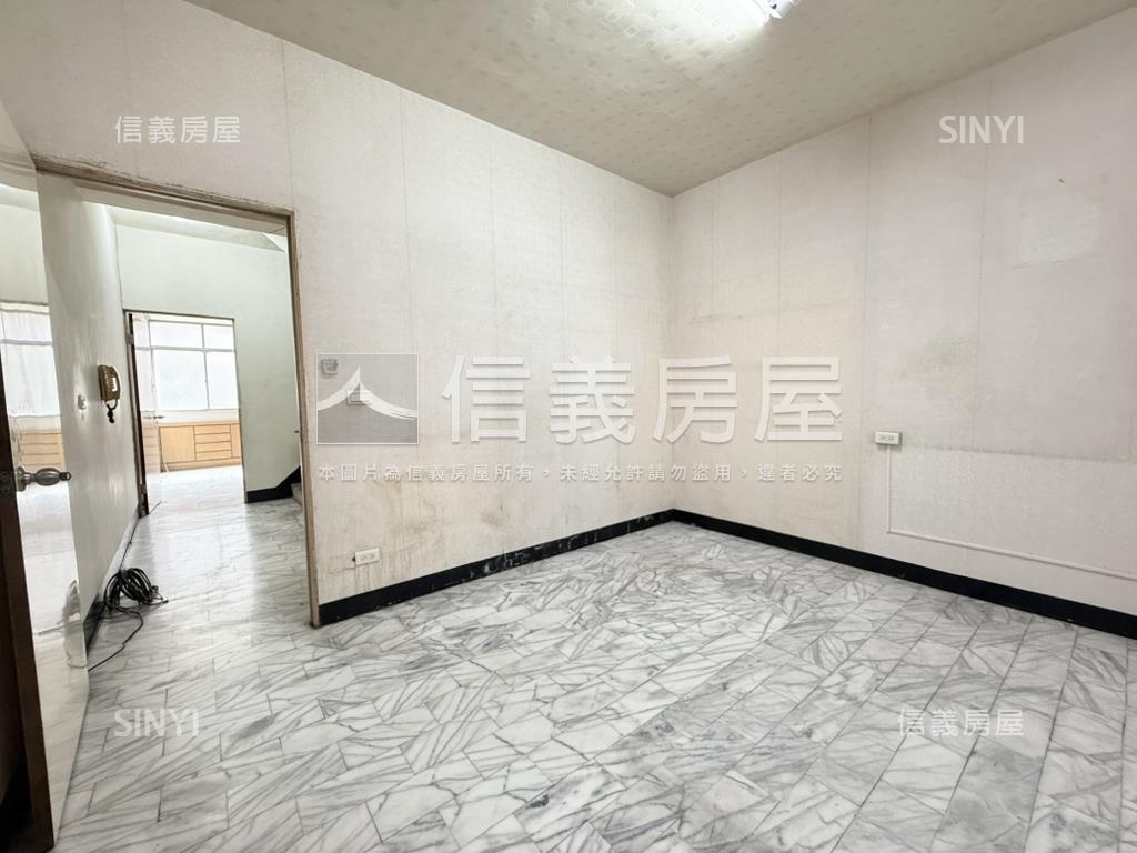 五甲商圈近家樂福正街透天房屋室內格局與周邊環境