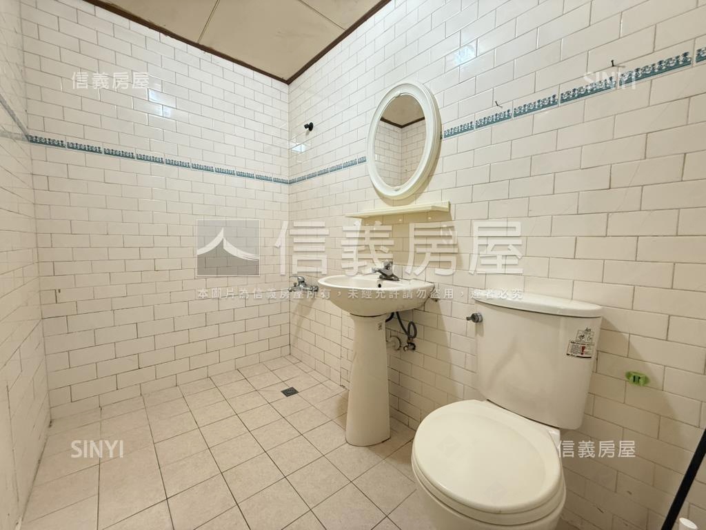 五甲商圈近家樂福正街透天房屋室內格局與周邊環境
