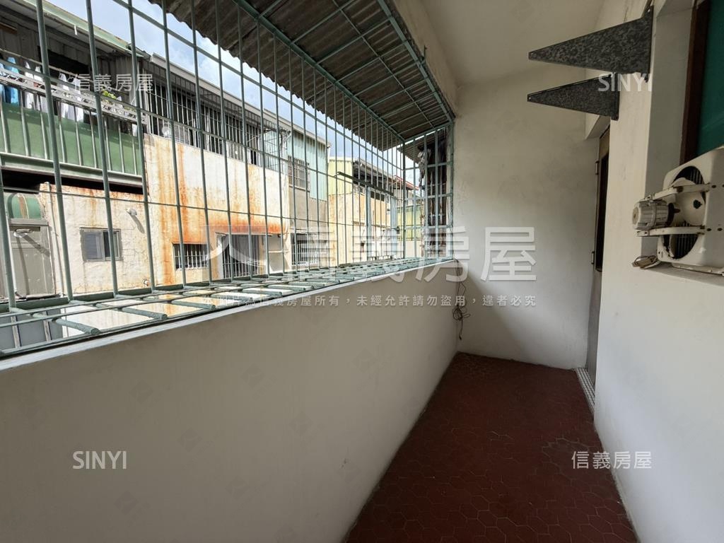 五甲商圈近家樂福正街透天房屋室內格局與周邊環境