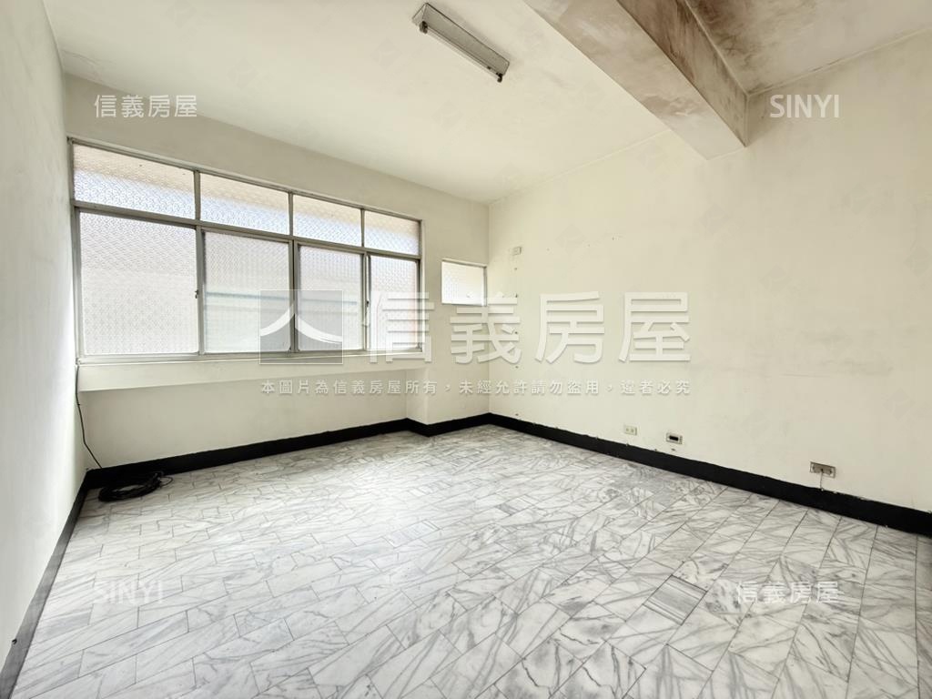 五甲商圈近家樂福正街透天房屋室內格局與周邊環境