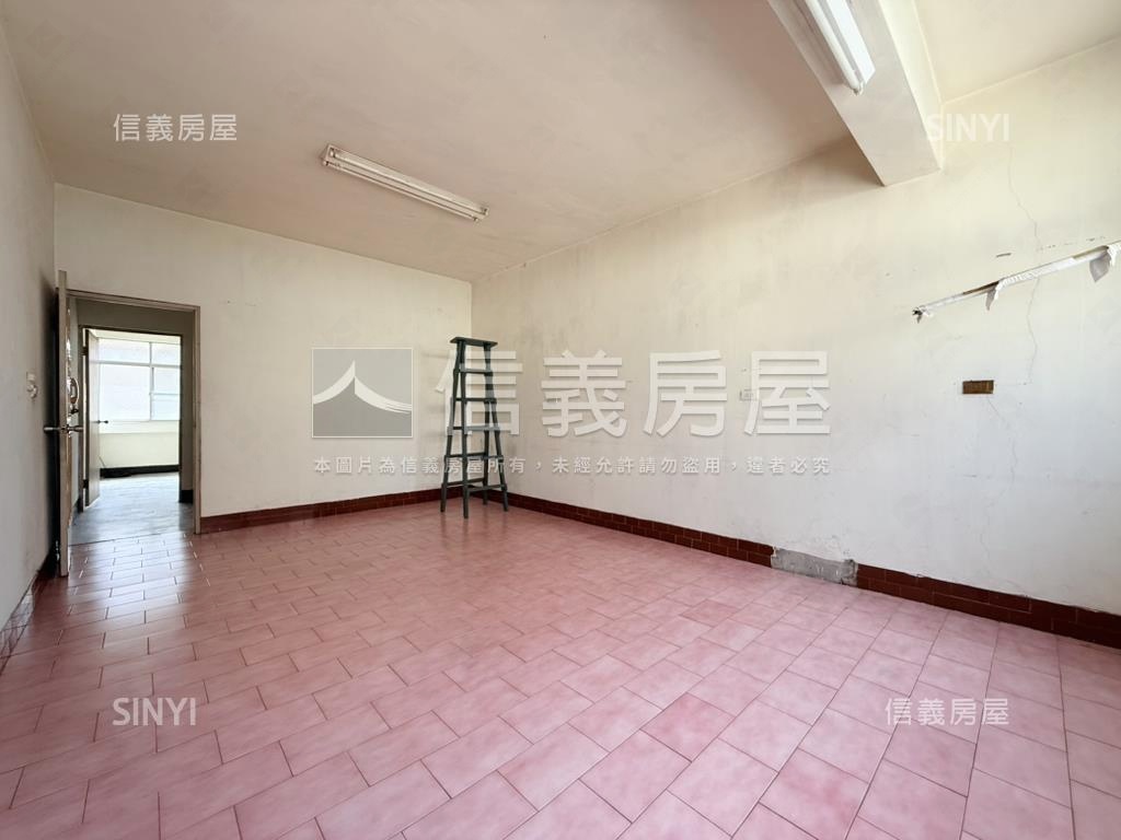 五甲商圈近家樂福正街透天房屋室內格局與周邊環境