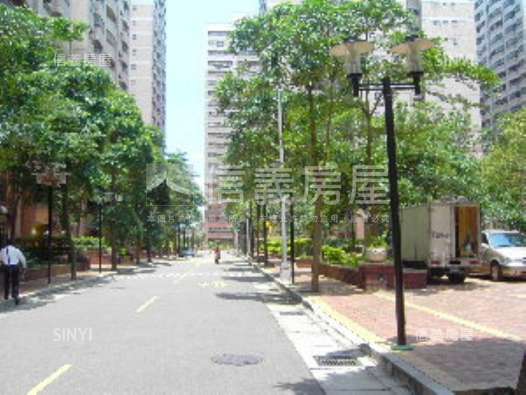 荷蘭村三房車位房屋室內格局與周邊環境