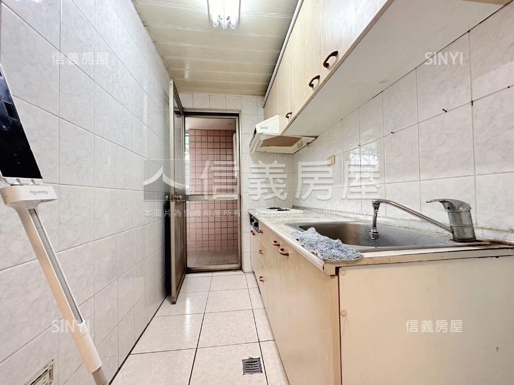 世紀紅高樓大兩房車位房屋室內格局與周邊環境