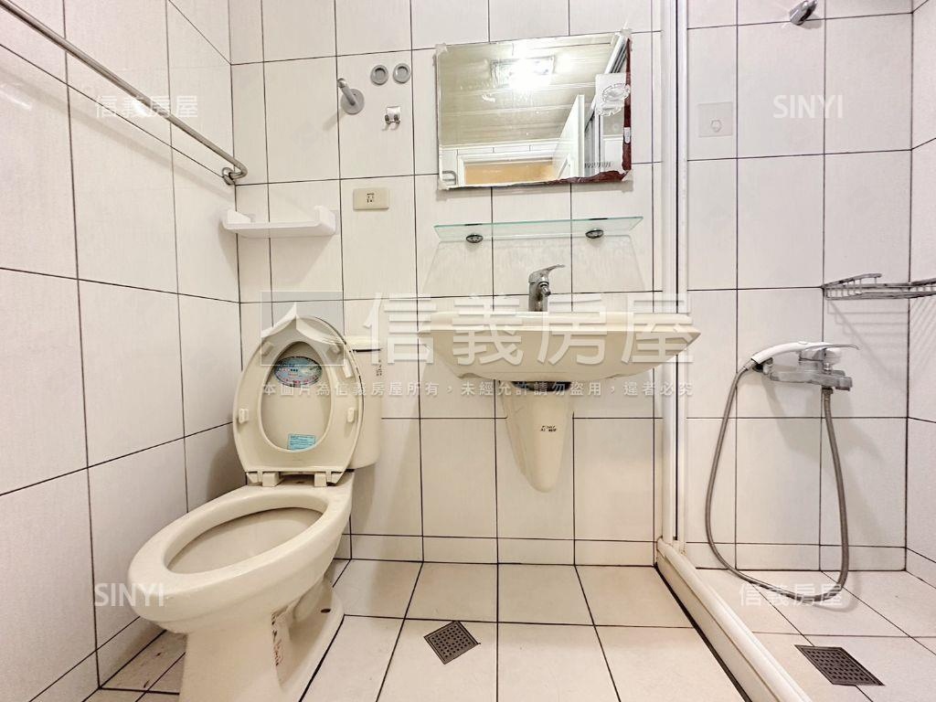 世紀紅高樓大兩房車位房屋室內格局與周邊環境