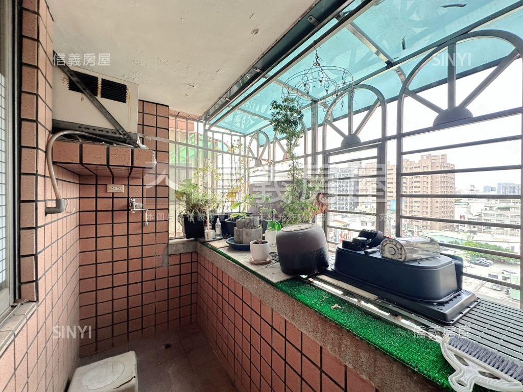 世紀紅高樓大兩房車位房屋室內格局與周邊環境