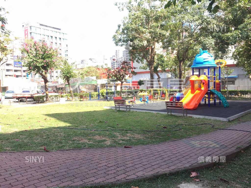 世紀紅高樓大兩房車位房屋室內格局與周邊環境