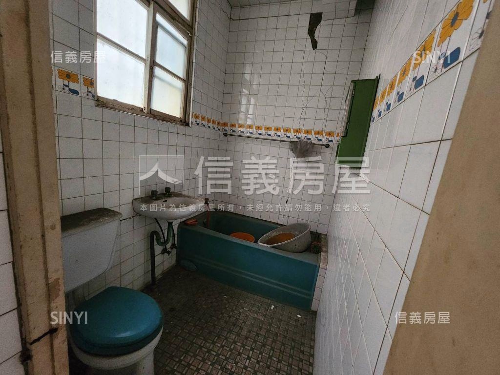 近市議會站正街小邊間透天房屋室內格局與周邊環境