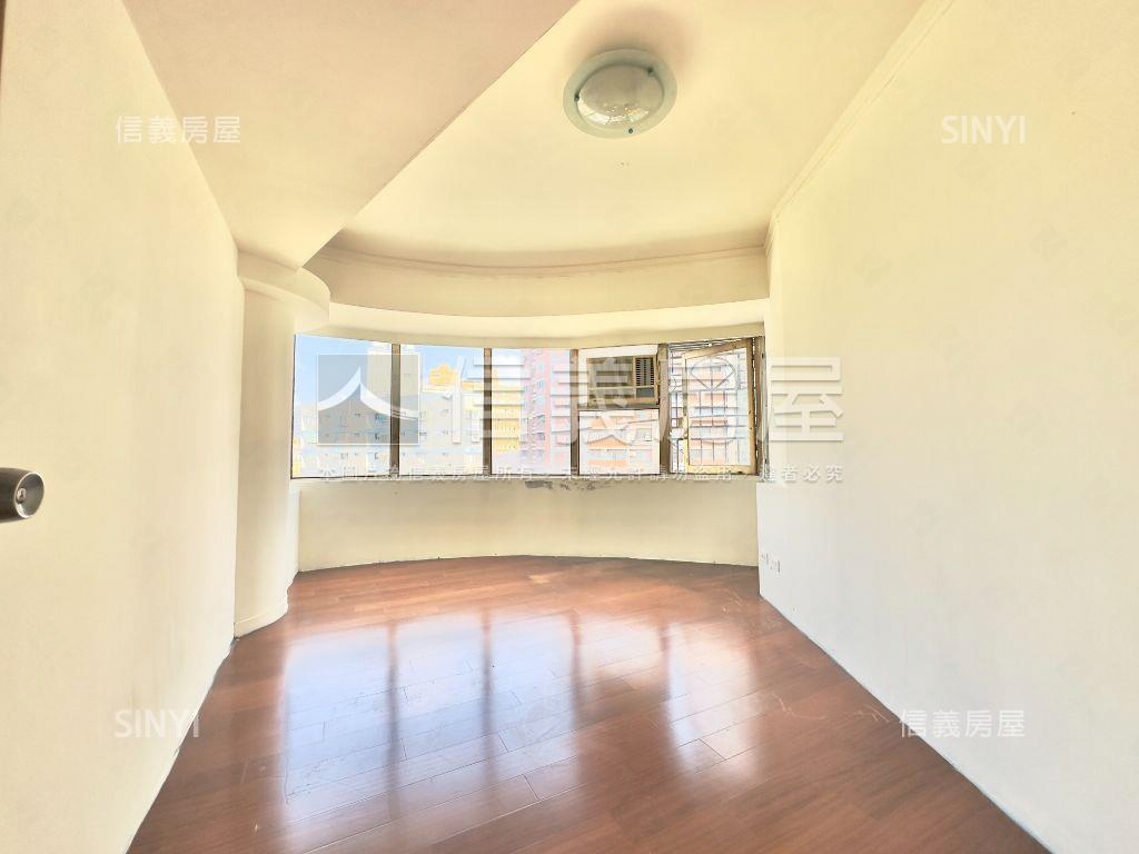 西區寬闊視野四房附車位房屋室內格局與周邊環境