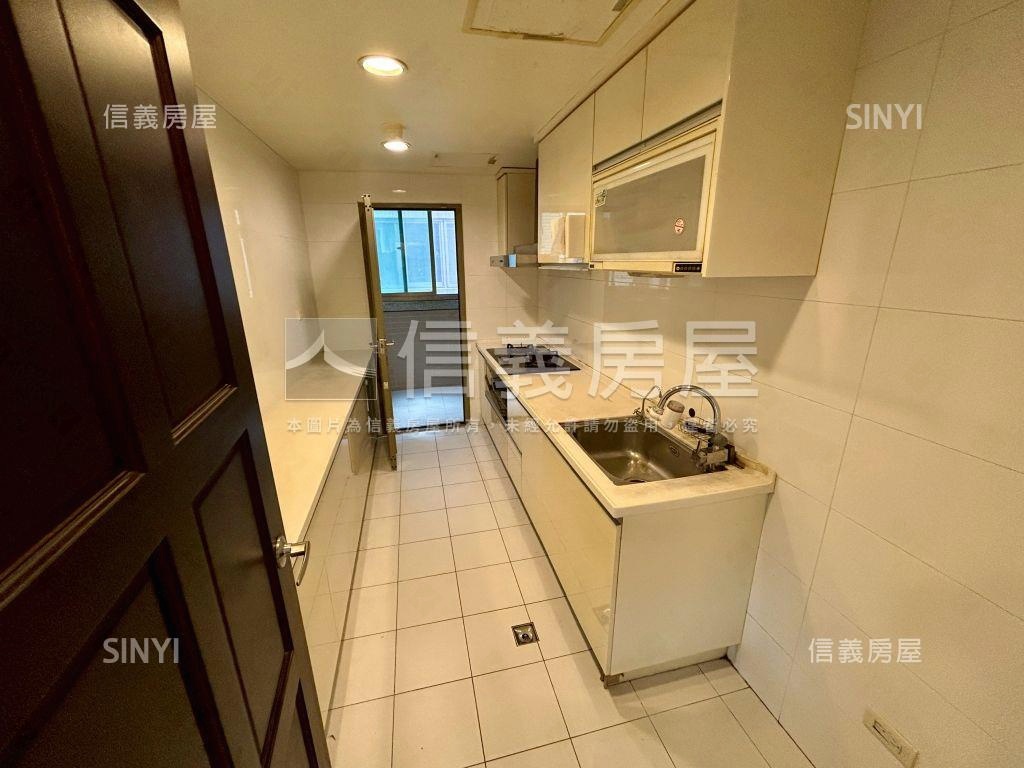 中正川普邊間四房車房屋室內格局與周邊環境