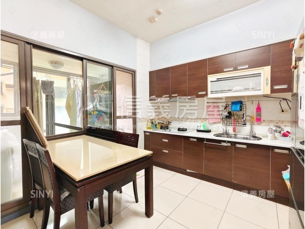 凹子底捷運百貨大四房房屋室內格局與周邊環境