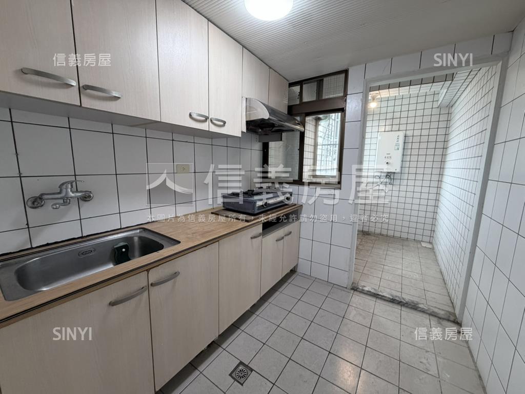 鶯歌國中旁高樓電梯三房房屋室內格局與周邊環境