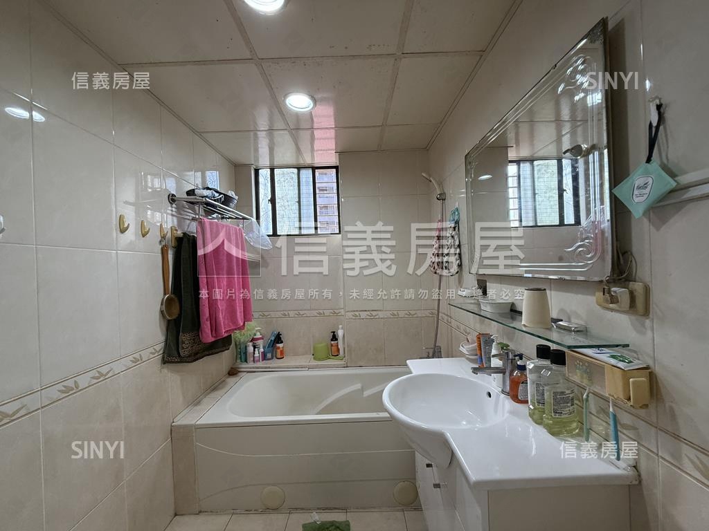 專任龍庭大廈邊間４房房屋室內格局與周邊環境