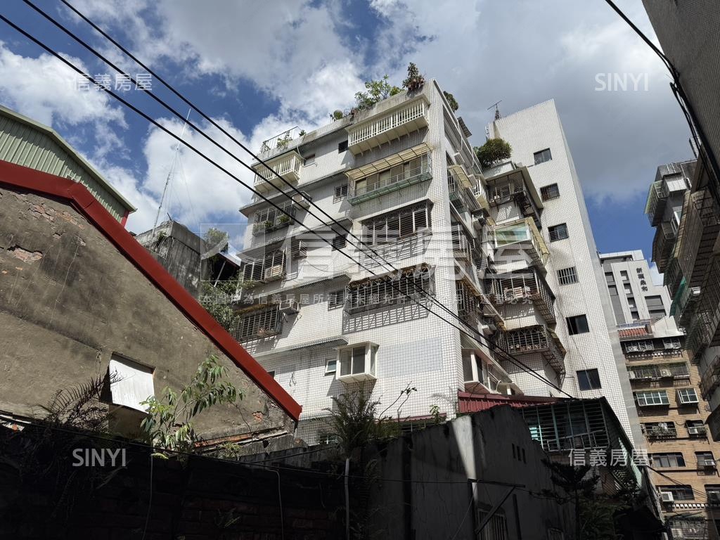 專任龍庭大廈邊間４房房屋室內格局與周邊環境