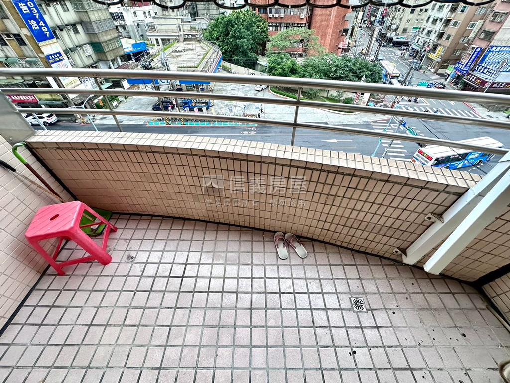 極景藍區溫馨三房車位房屋室內格局與周邊環境
