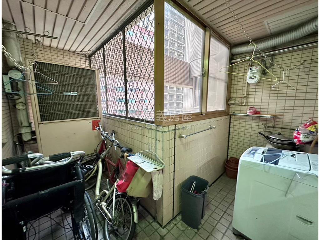 極景藍區溫馨三房車位房屋室內格局與周邊環境