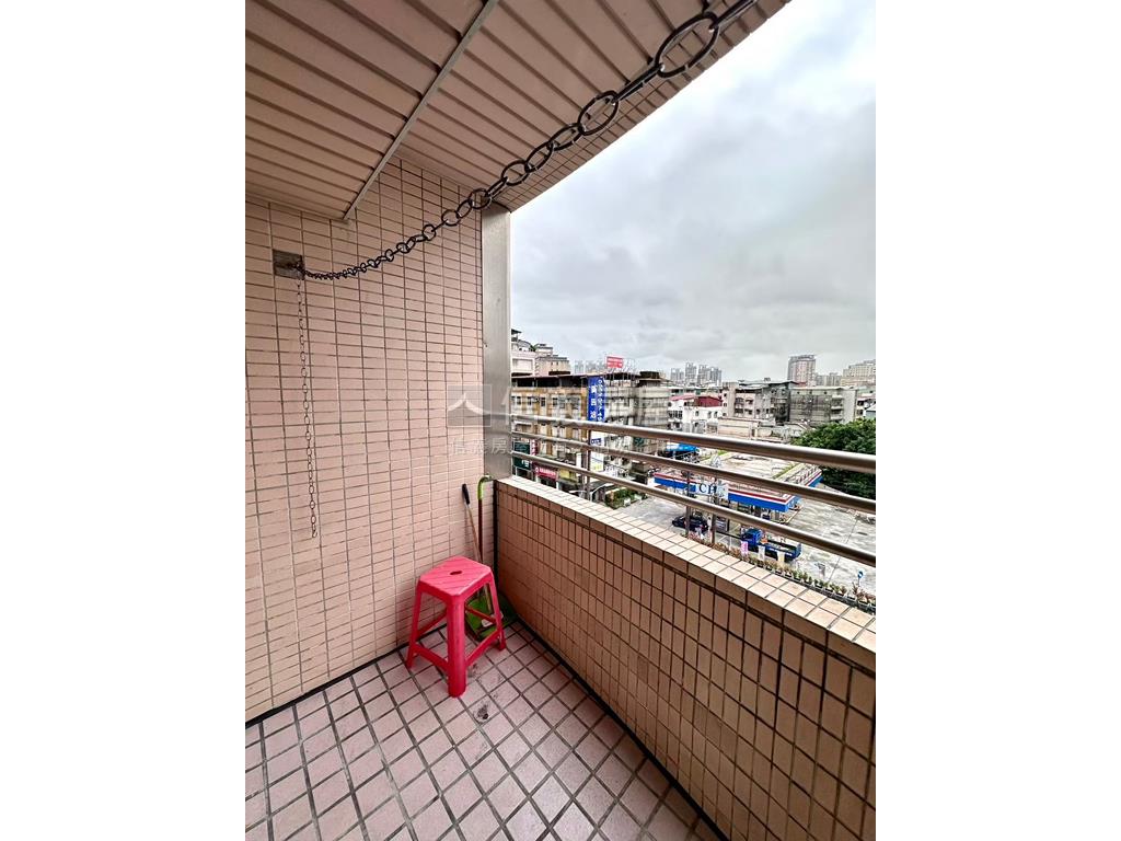極景藍區溫馨三房車位房屋室內格局與周邊環境
