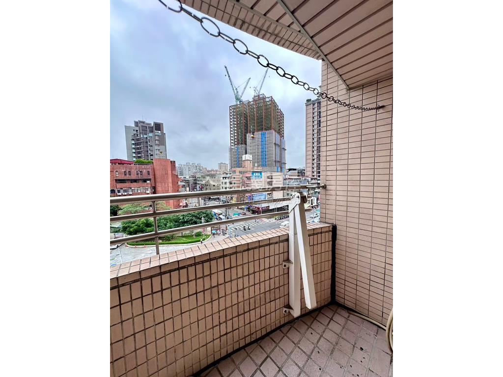 極景藍區溫馨三房車位房屋室內格局與周邊環境