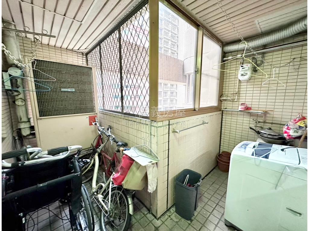 極景藍區溫馨三房車位房屋室內格局與周邊環境