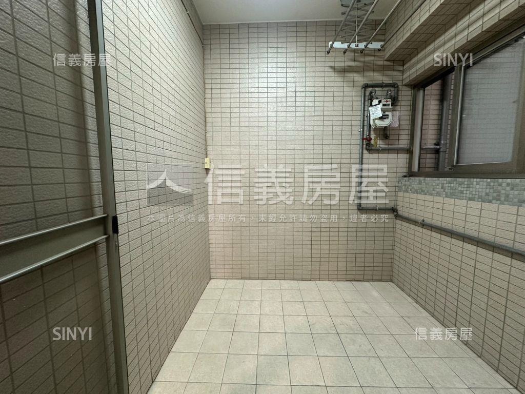 國賓景觀時尚三房附車位房屋室內格局與周邊環境