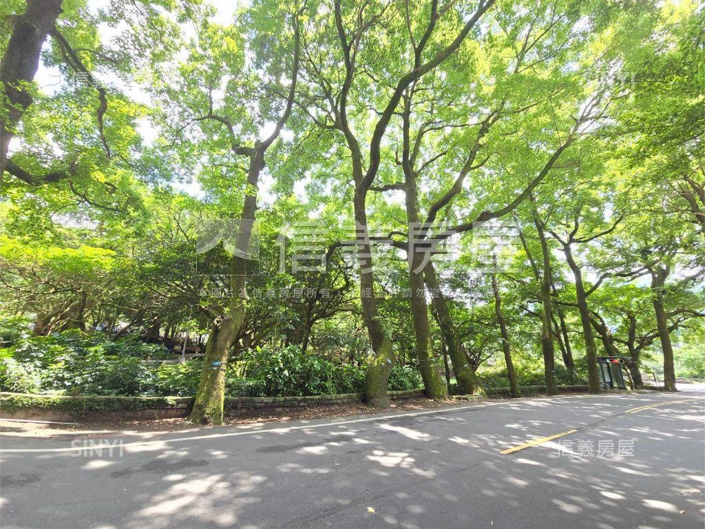 陽明山湖濱大廈高樓邊間房屋室內格局與周邊環境