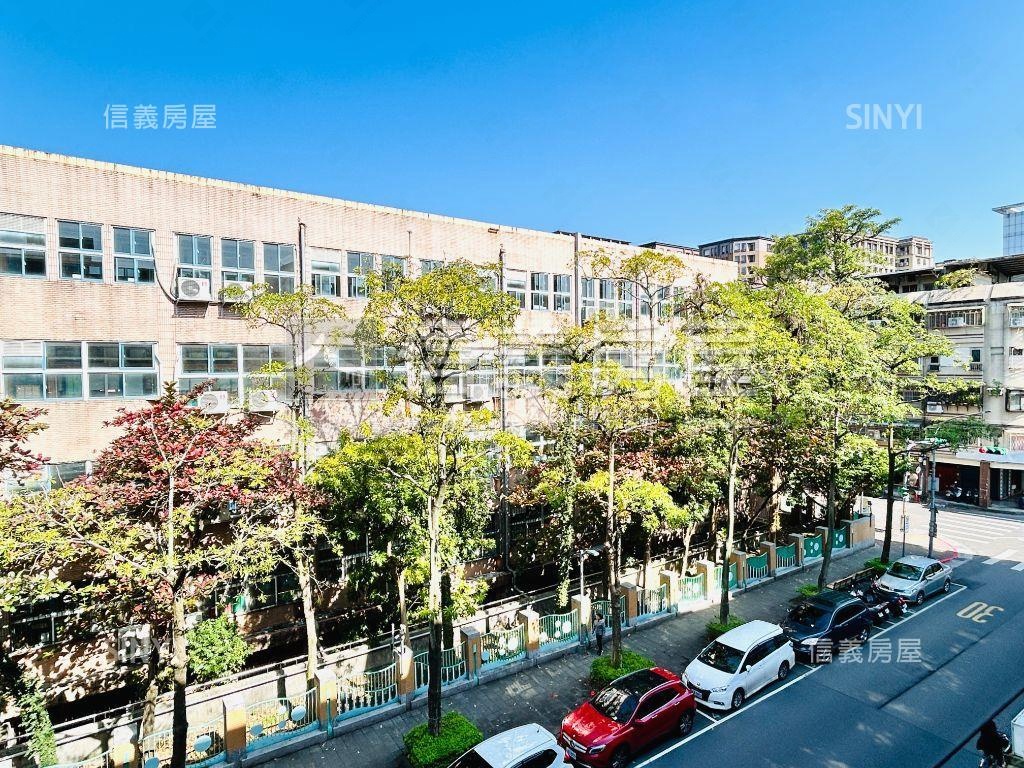 行政中心面學校有裝潢三房房屋室內格局與周邊環境