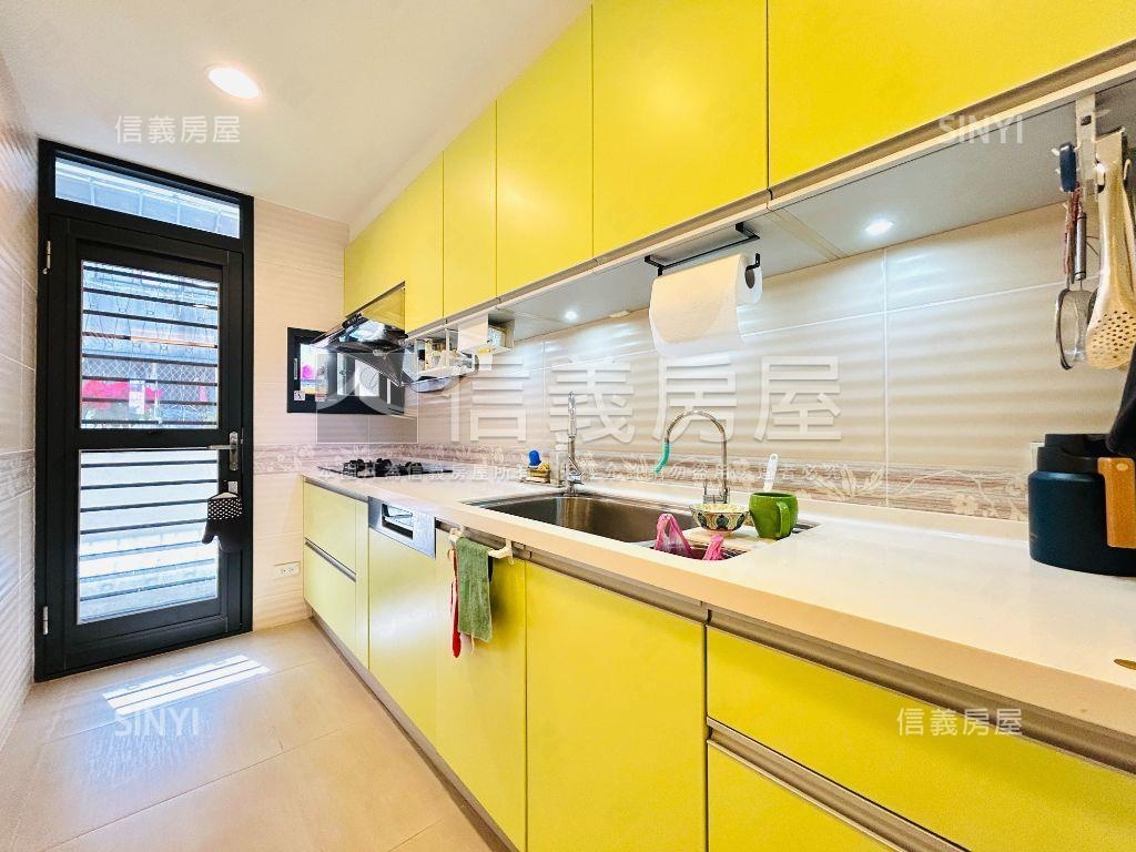 行政中心面學校有裝潢三房房屋室內格局與周邊環境