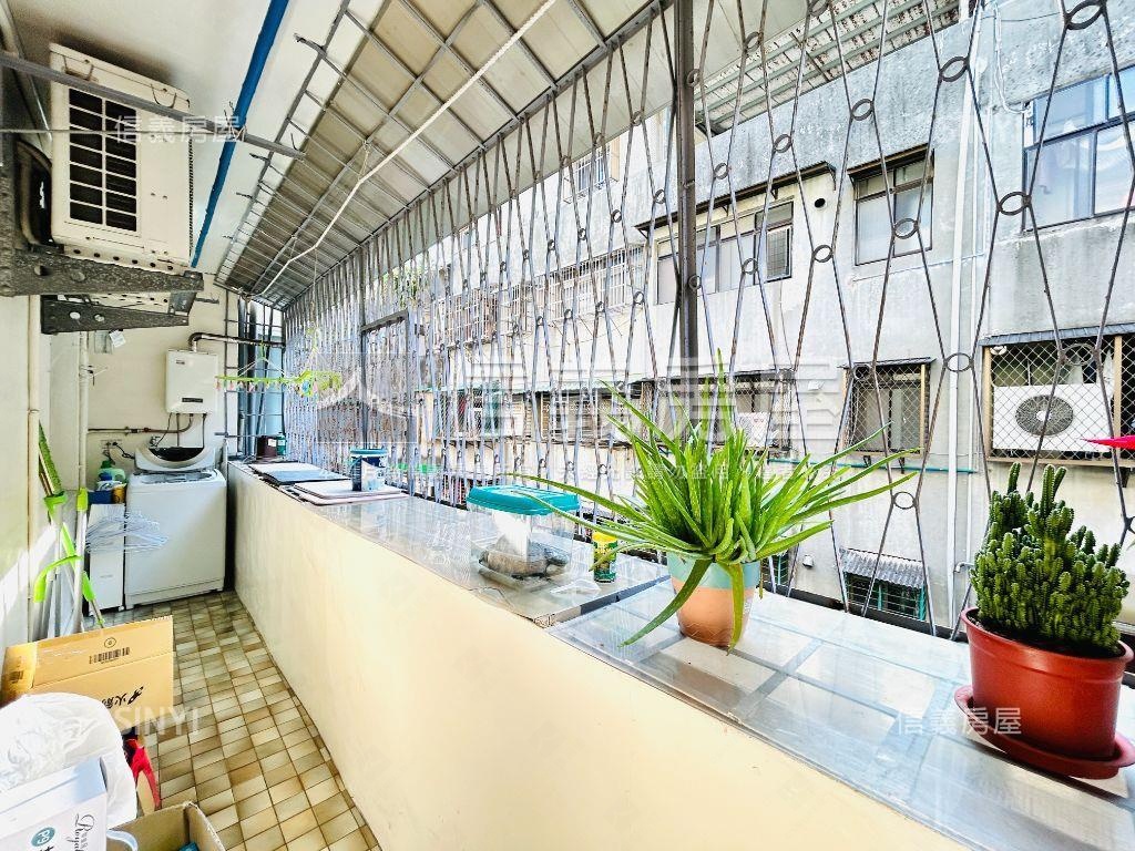 行政中心面學校有裝潢三房房屋室內格局與周邊環境