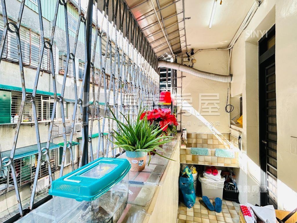 行政中心面學校有裝潢三房房屋室內格局與周邊環境