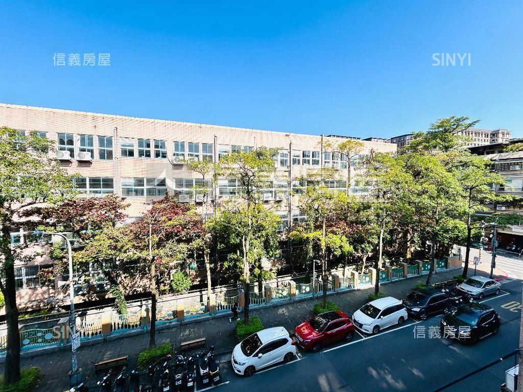 行政中心面學校有裝潢三房房屋室內格局與周邊環境