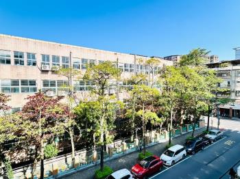 行政中心面學校有裝潢三房