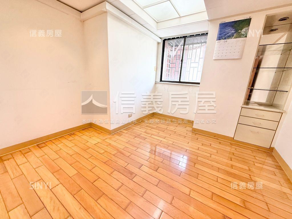 專任松錦園配梅園坡平車位房屋室內格局與周邊環境