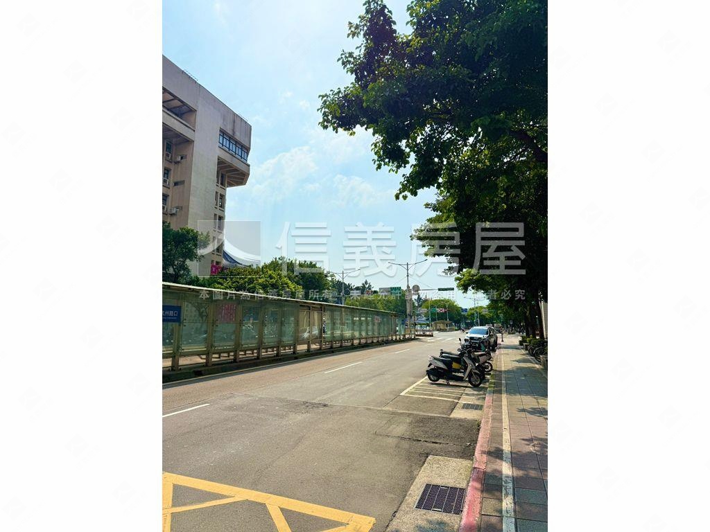 專任松錦園配梅園坡平車位房屋室內格局與周邊環境
