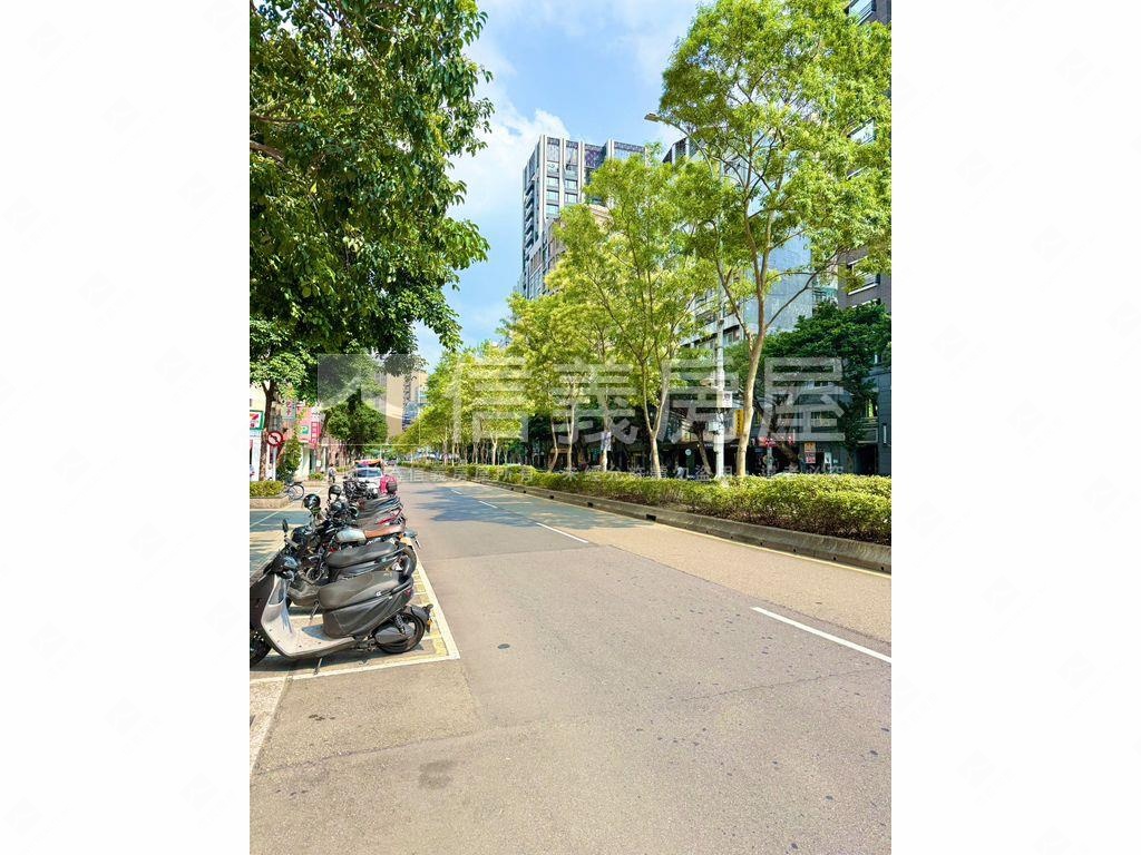 專任松錦園配梅園坡平車位房屋室內格局與周邊環境