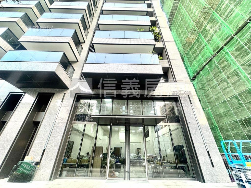 【美術館】面寬燙金店面房屋室內格局與周邊環境