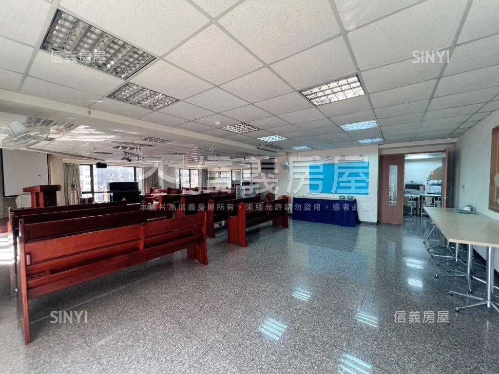 築科辦公室角間兩戶打通房屋室內格局與周邊環境