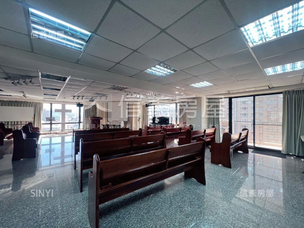 築科辦公室角間兩戶打通房屋室內格局與周邊環境