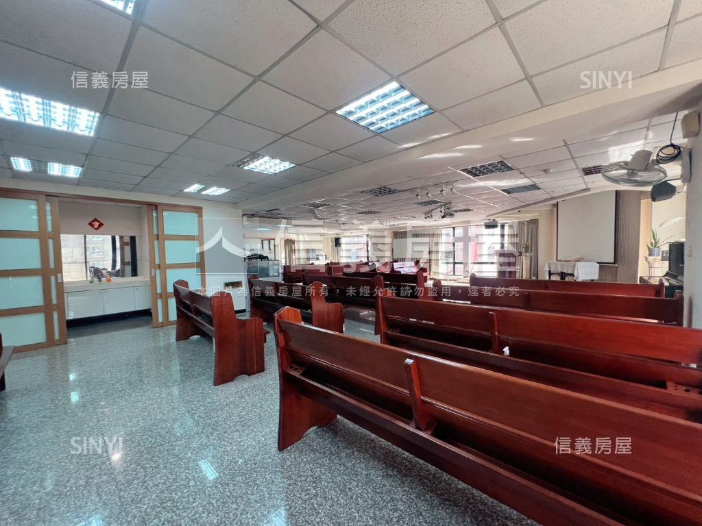 築科辦公室角間兩戶打通房屋室內格局與周邊環境