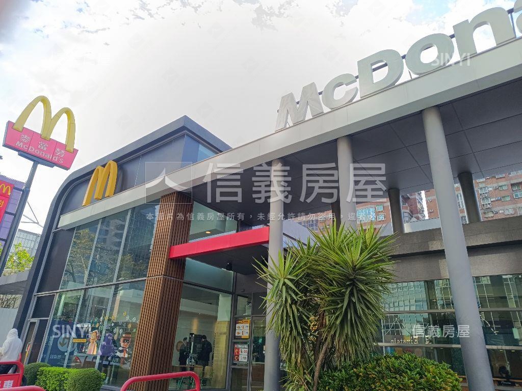 築科辦公室角間兩戶打通房屋室內格局與周邊環境