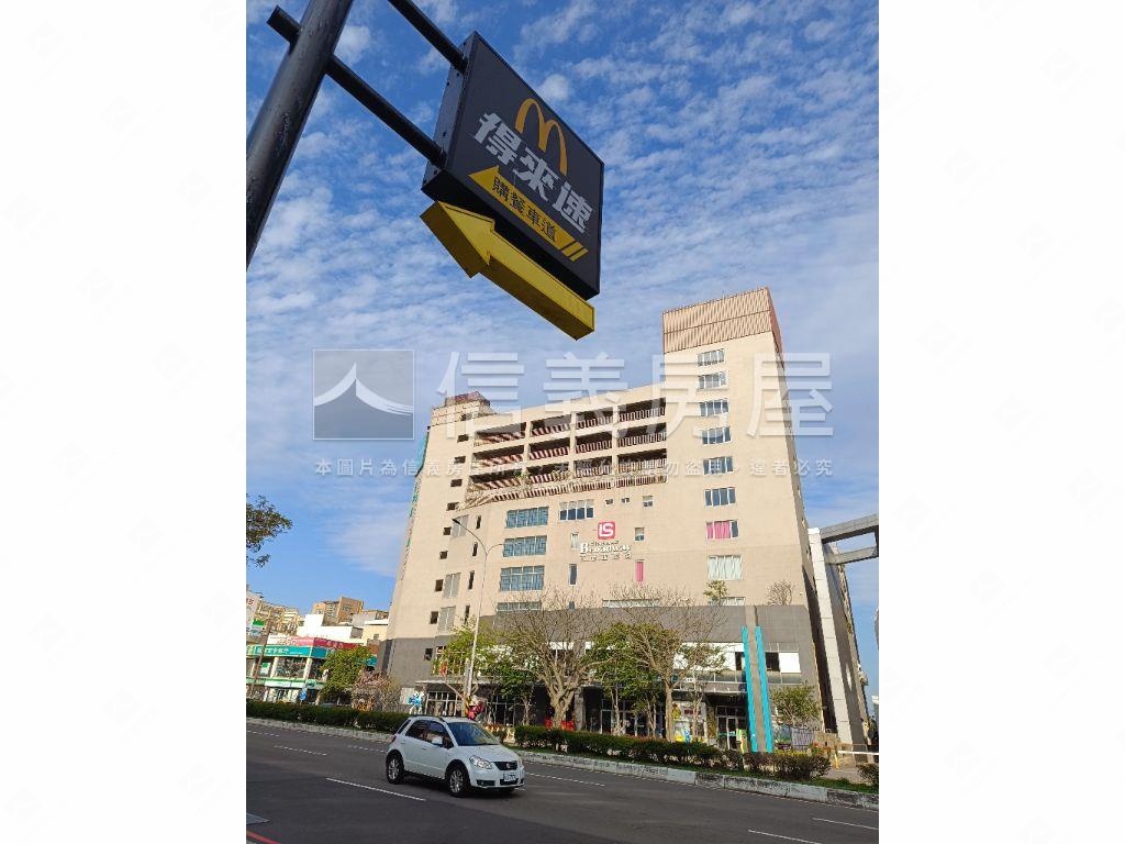 築科辦公室角間兩戶打通房屋室內格局與周邊環境