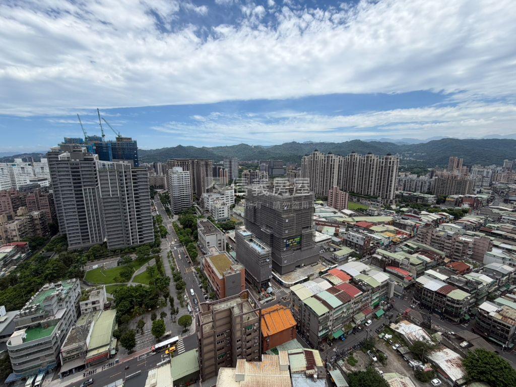皇翔ＰＡＲＫ純住三房車位房屋室內格局與周邊環境