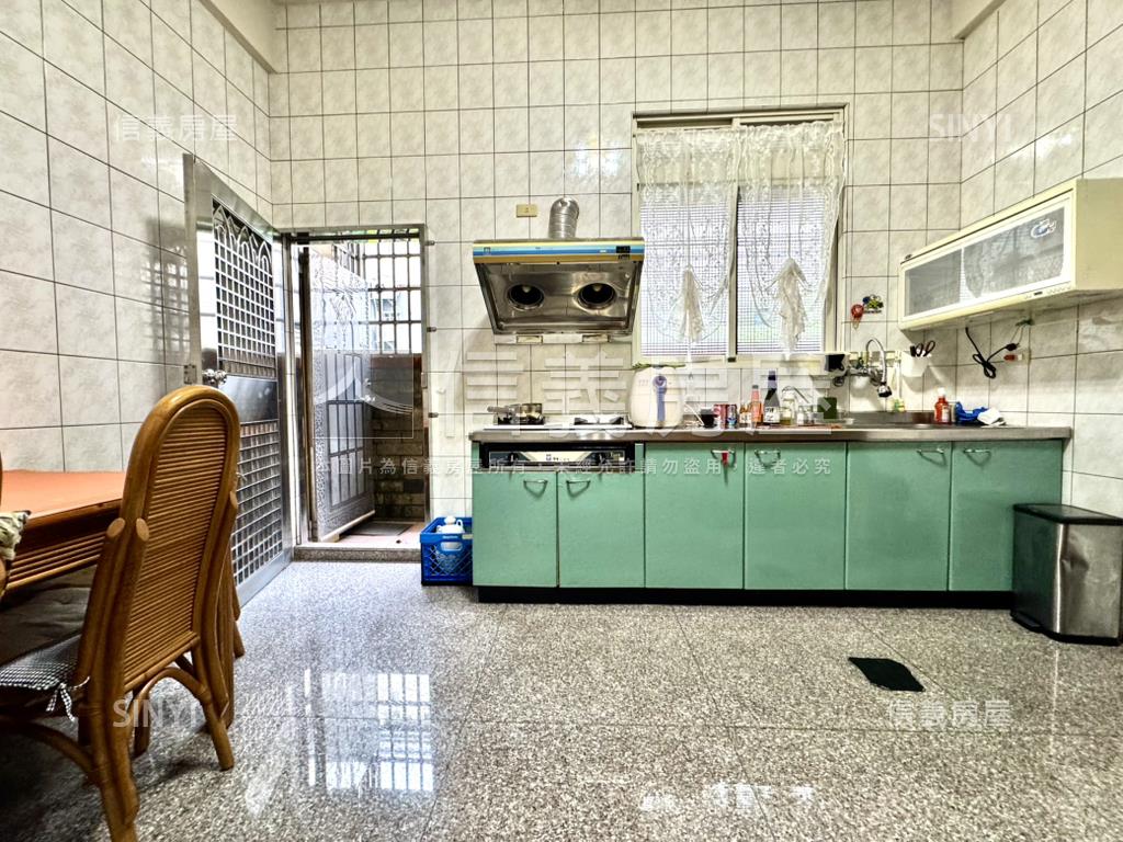 買代大里二期漂亮別墅房屋室內格局與周邊環境