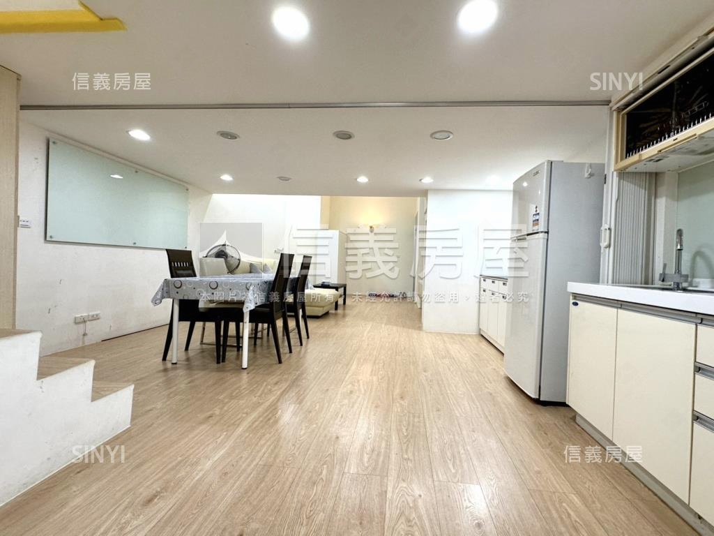 美妝挑高永安ＭＲＴ房屋室內格局與周邊環境