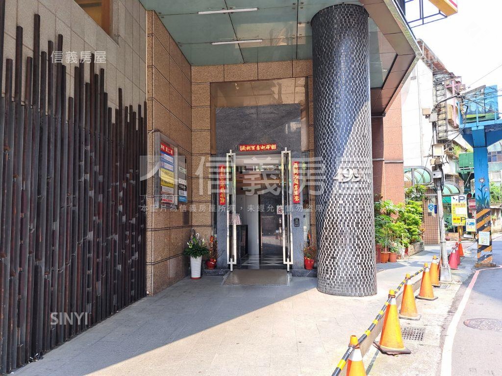 美妝挑高永安ＭＲＴ房屋室內格局與周邊環境