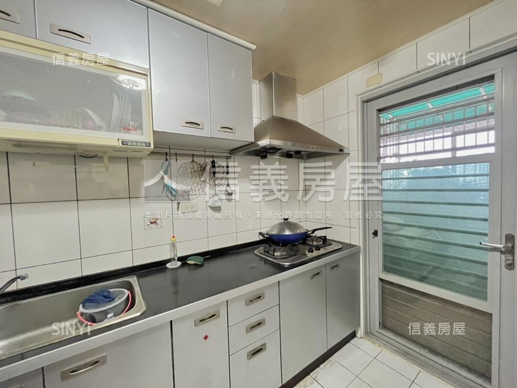 近捷運上荷紀邊間三房房屋室內格局與周邊環境