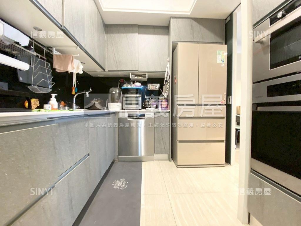 鉅虹曙光高樓層大三房平車房屋室內格局與周邊環境