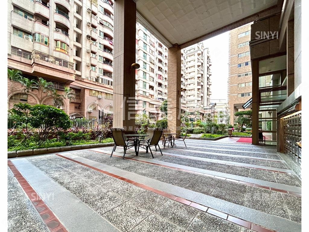 皇家之星大坪數五房雙平車房屋室內格局與周邊環境