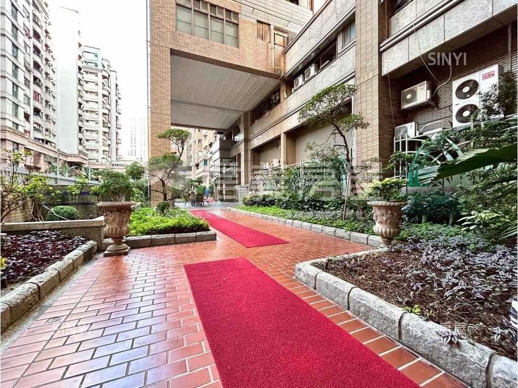 皇家之星大坪數五房雙平車房屋室內格局與周邊環境