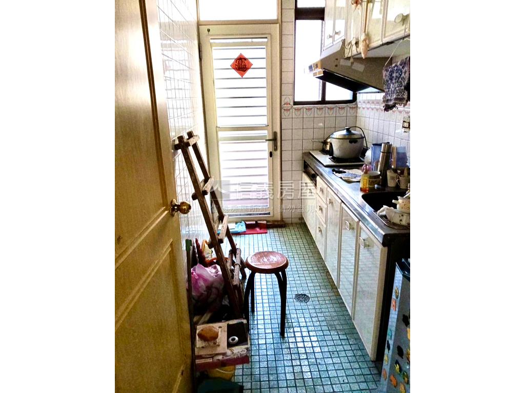 文普雙捷運線邊間大馬路上房屋室內格局與周邊環境